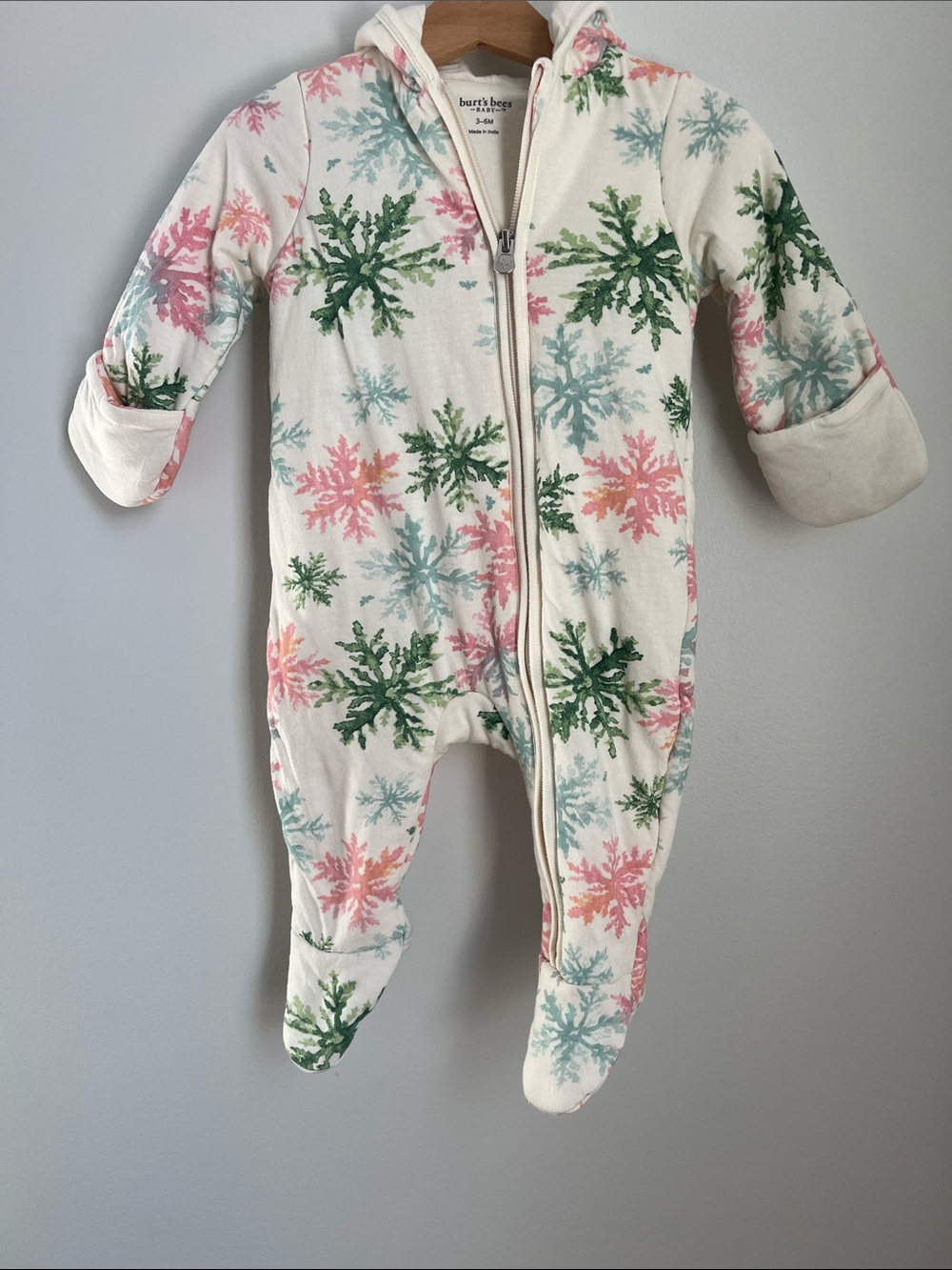 Burt's Bees Baby | Cream Snowflake Zip Footie Blue Pink Green Print Size 3-6M